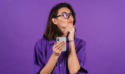 Marketing Sazonal: mulher com celular na mão