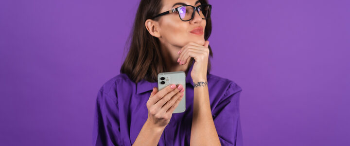 Marketing Sazonal: mulher com celular na mão