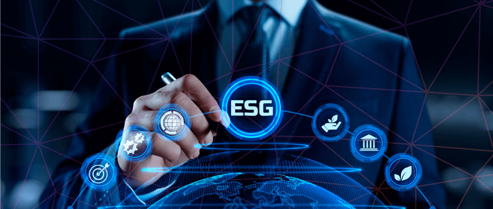 Homem de terno, com caneta na mão, escrevendo em holograma ícones das práticas de ESG