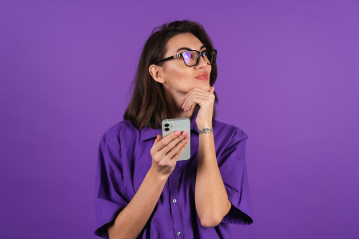 Marketing Sazonal: mulher com celular na mão