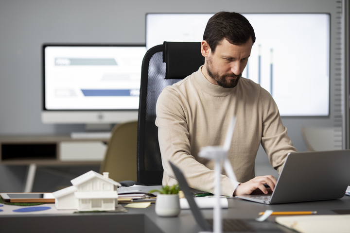 Sites B2B. Homem utilizando um notebook.