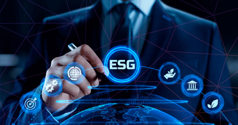 Homem de terno, com caneta na mão, escrevendo em holograma ícones das práticas de ESG