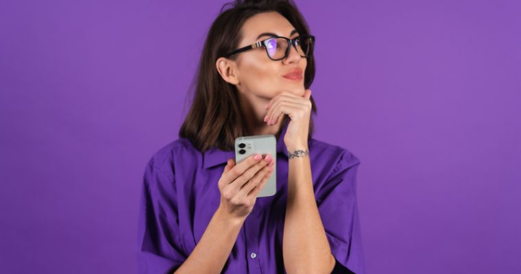 Marketing Sazonal: mulher com celular na mão