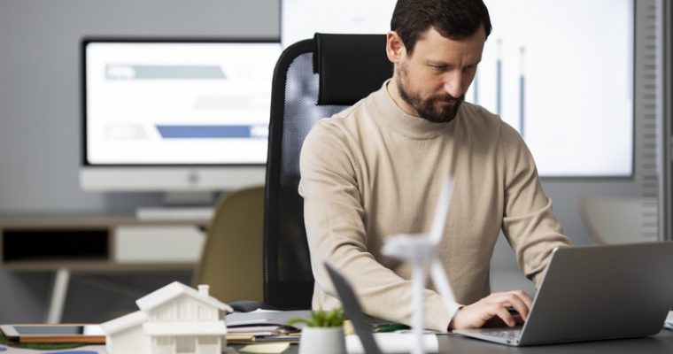 Sites B2B. Homem utilizando um notebook.