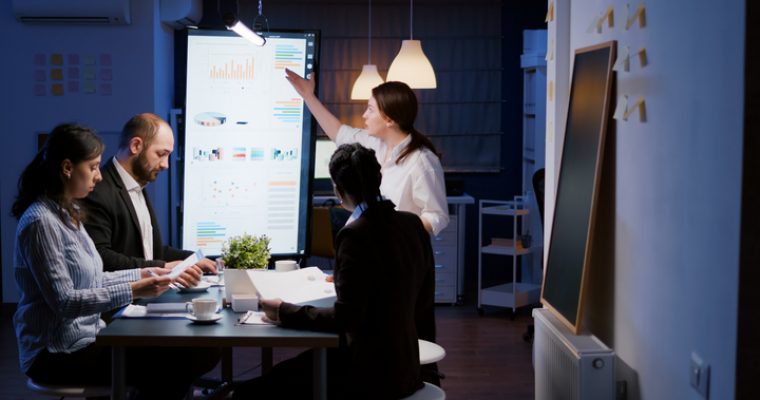 Inteligência artificial no marketing. Equipe reunida produzindo estratégias