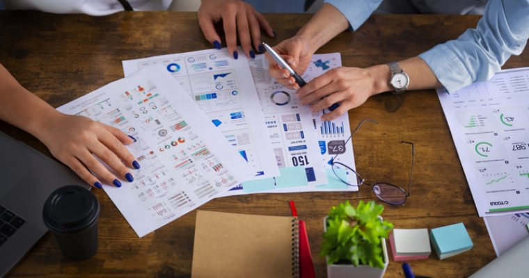 estratégias de marketing. pessoas em cima de uma mesa.